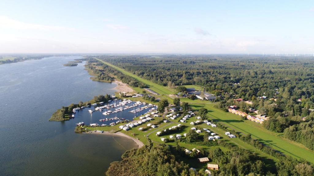 una vista aérea de un complejo en un lago en RCN Zeewolde en Zeewolde