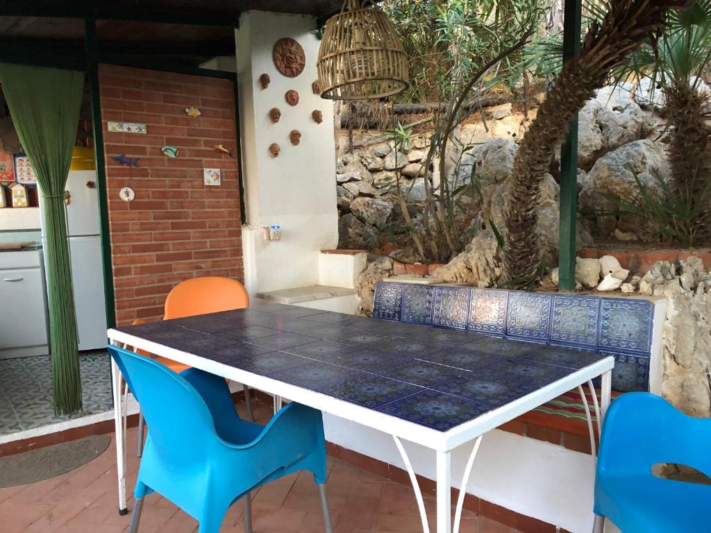 stół i krzesła na patio w obiekcie Casa Elvira w mieście Terrasini