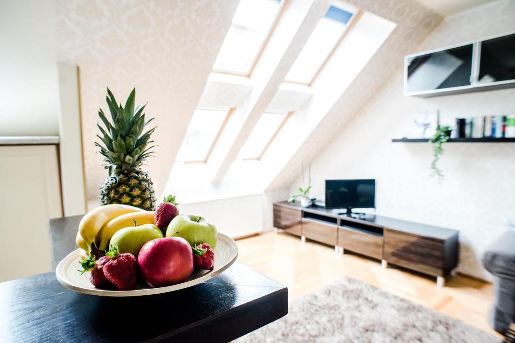 Televízia a/alebo spoločenská miestnosť v ubytovaní Hollo Apartment - PRIVATE GARAGE - A/C