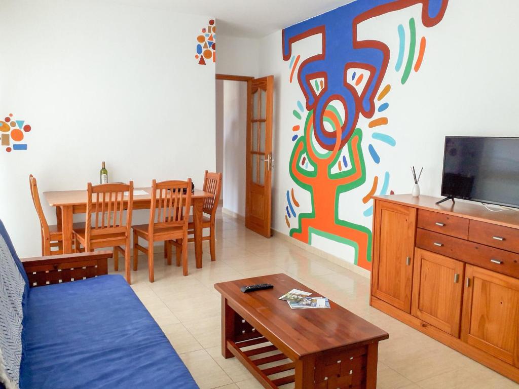 サンタ・クルス・デ・ラ・パルマにあるApartamento ARENA en Santa Cruz de la Palmaのリビングルーム(ソファ、テレビ、テーブル付)
