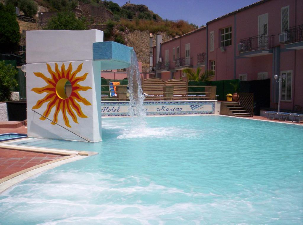 basen z fontanną w środku w obiekcie HOTEL TERME MARINO w mieście Ali Terme