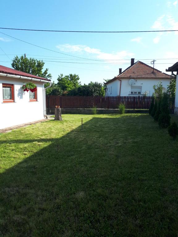 Vonkajšia záhrada v ubytovaní Csónakos Vendégház