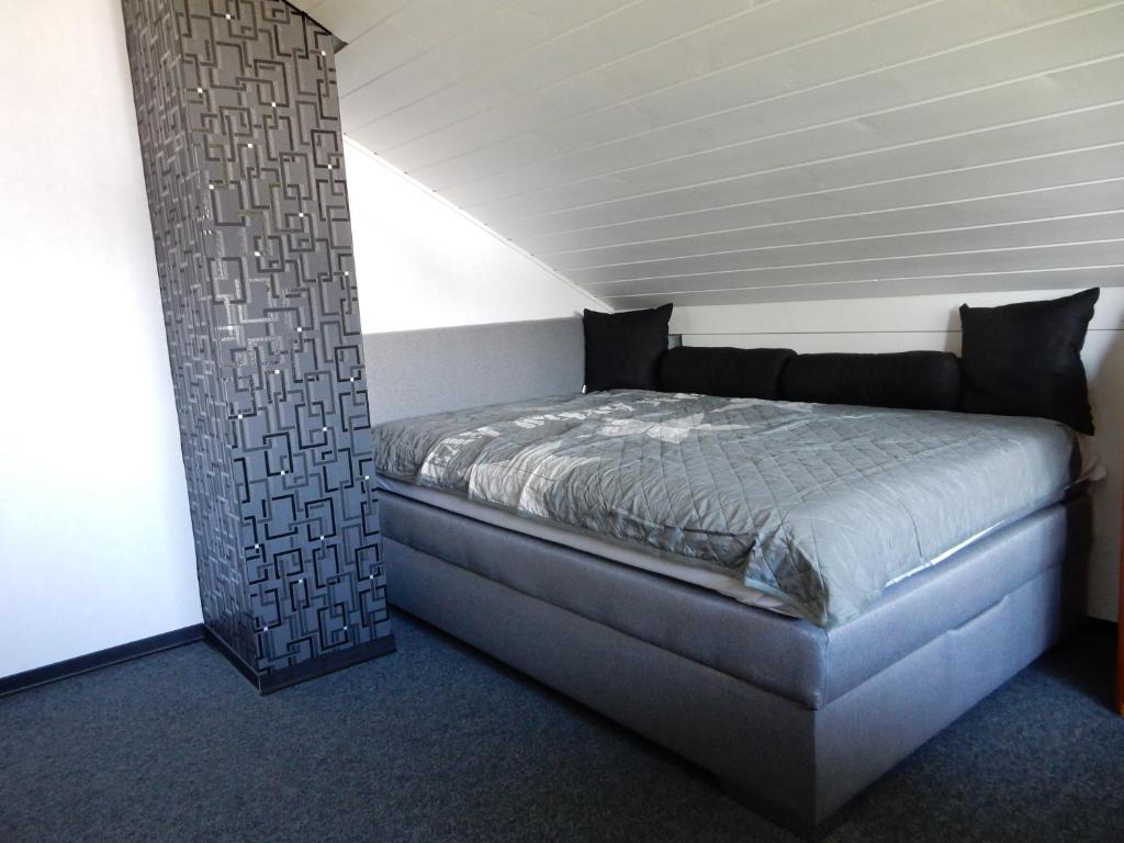sypialnia z łóżkiem w pokoju w obiekcie Ferienwohnung Apfelstübchen w mieście Friedrichshafen