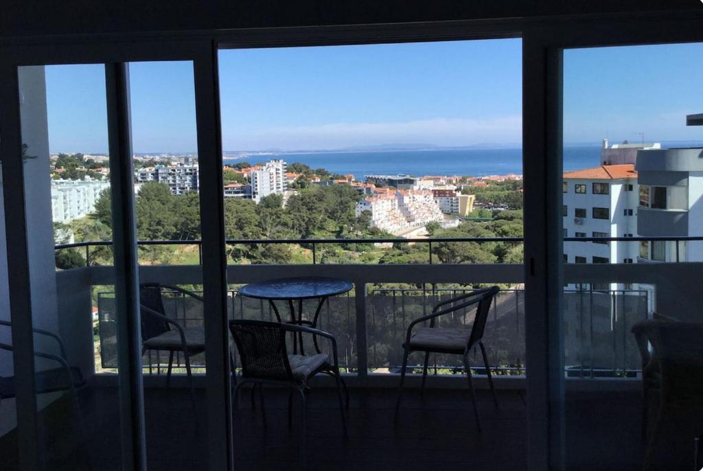 カスカイスにあるSuperb view over Cascais and the Ocean, with wonderful balconyのバルコニー(椅子、テーブル付)が備わります。