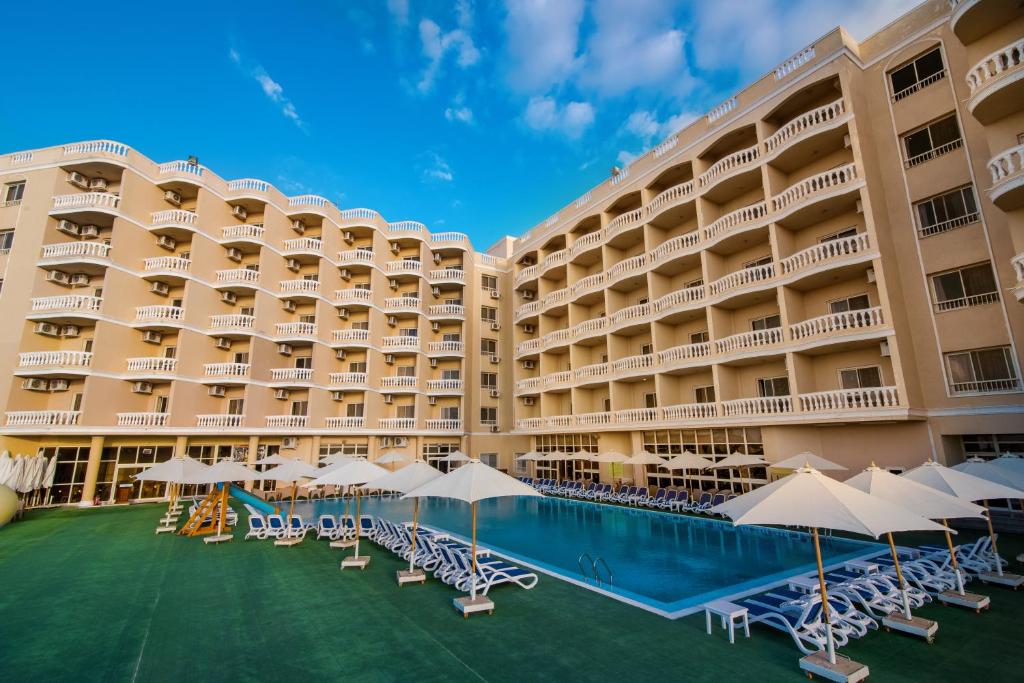 Бассейн в Tolip Family Club Borg El Arab или поблизости