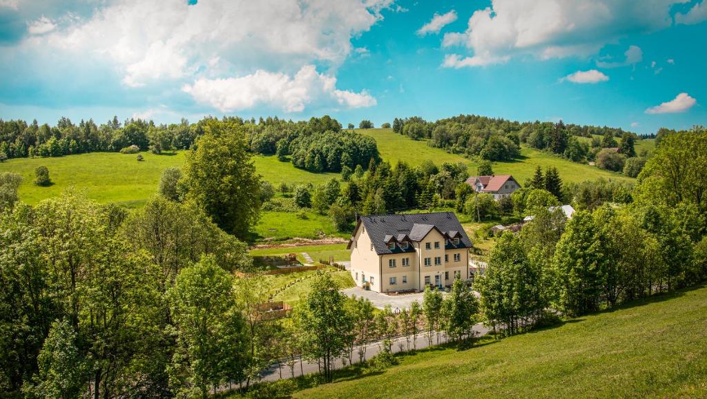 una vista aérea de una gran casa en un campo verde en Róża Sudetów, en Duszniki-Zdrój