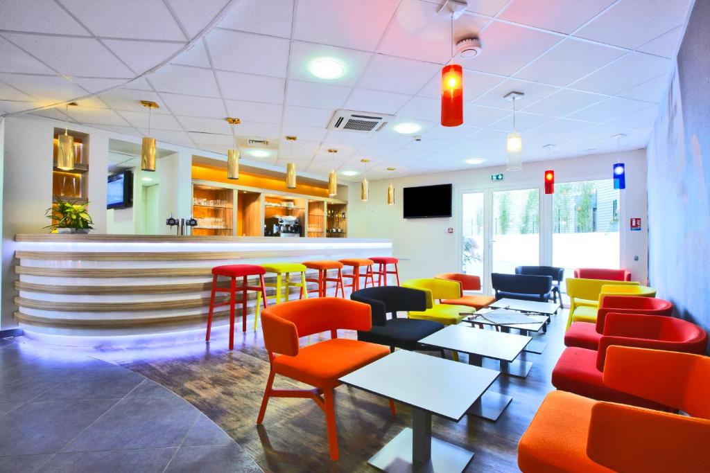 Télévision ou salle de divertissement dans l'établissement Hôtel Confort La Rochelle Centre les Minimes