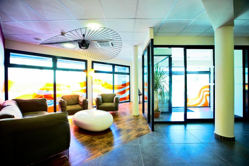 Coin salon dans l'établissement Hôtel Confort La Rochelle Centre les Minimes