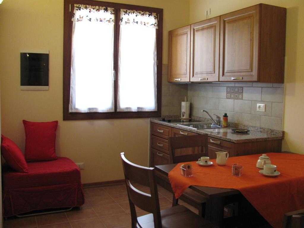 Kuchyň nebo kuchyňský kout v ubytování Agriturismo Ai Laghi