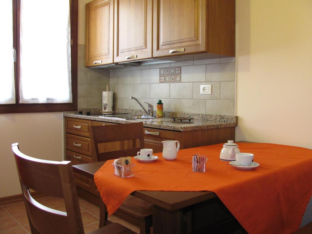 Kuchyň nebo kuchyňský kout v ubytování Agriturismo Ai Laghi