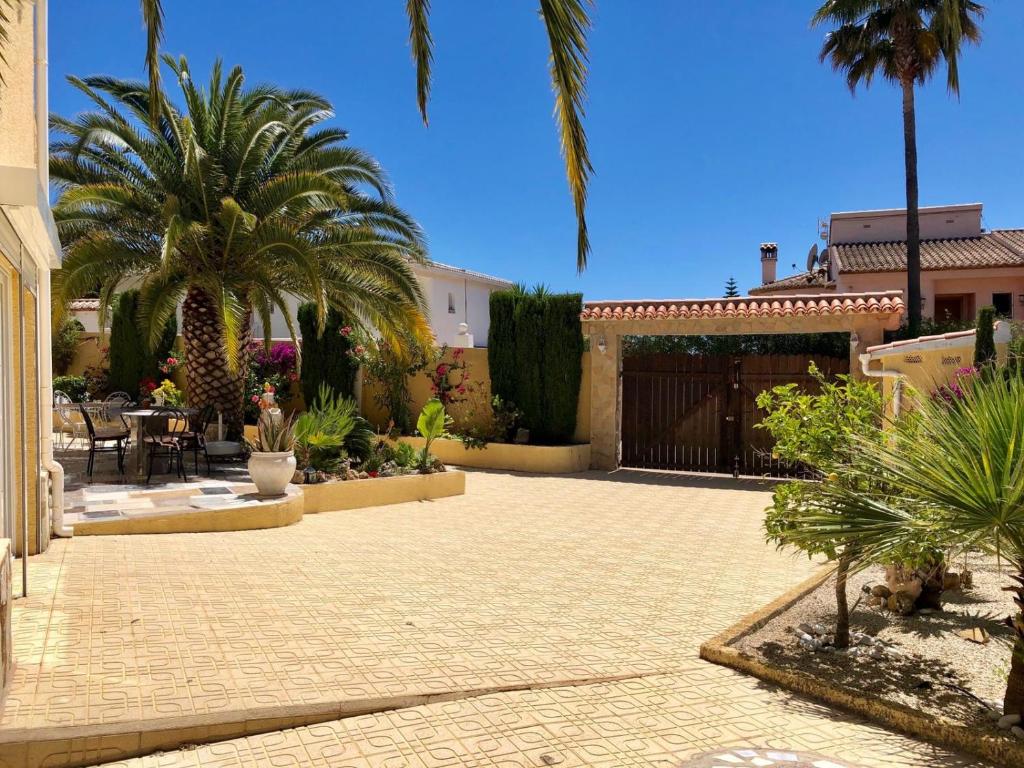 Villa Eva Asiana Guesthouse with shared POOL near the beach ...