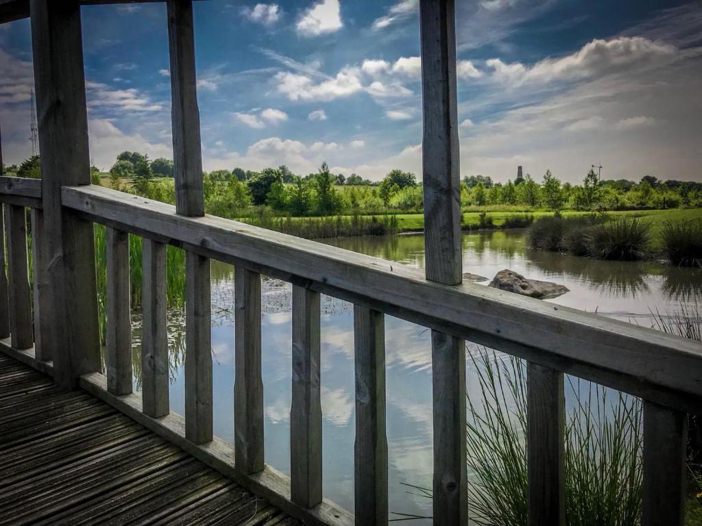 Výhled na řeku, která protéká v blízkosti hotelu