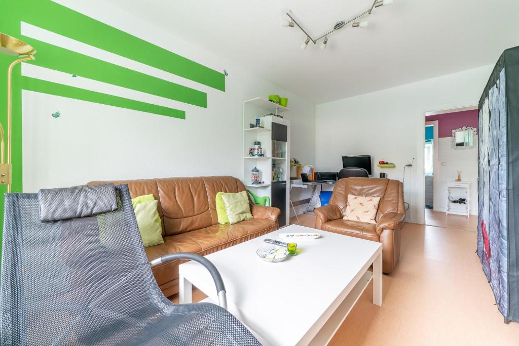sala de estar con sofá y mesa en Private Apartment, en Hannover