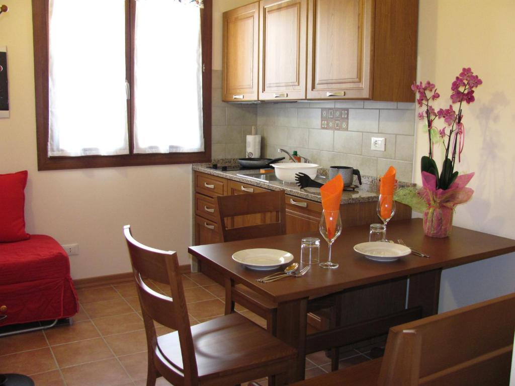 Kuchyň nebo kuchyňský kout v ubytování Agriturismo Ai Laghi