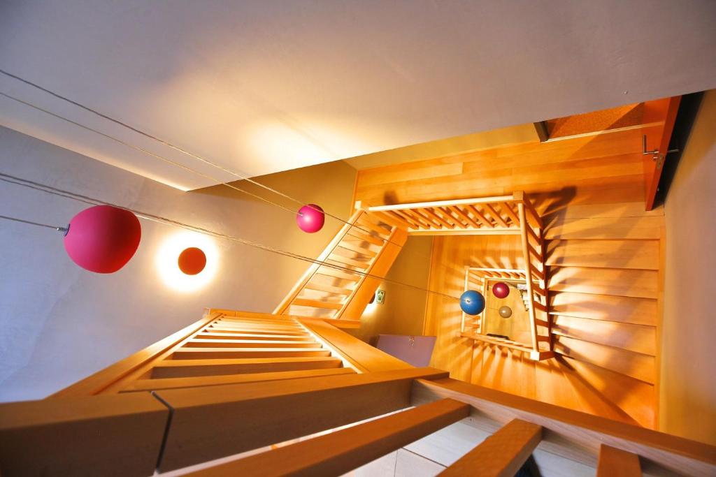 eine Treppe in einem Zimmer mit Holzwänden in der Unterkunft ô ChÔmière in Stavelot