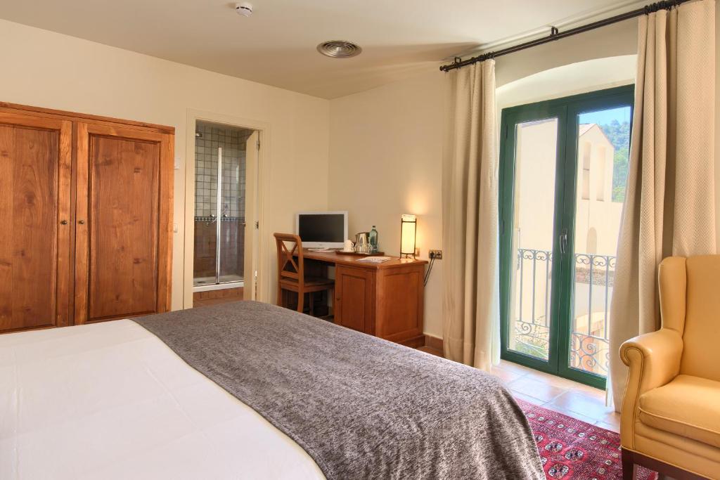 Postel nebo postele na pokoji v ubytování Hotel Convent de Begur