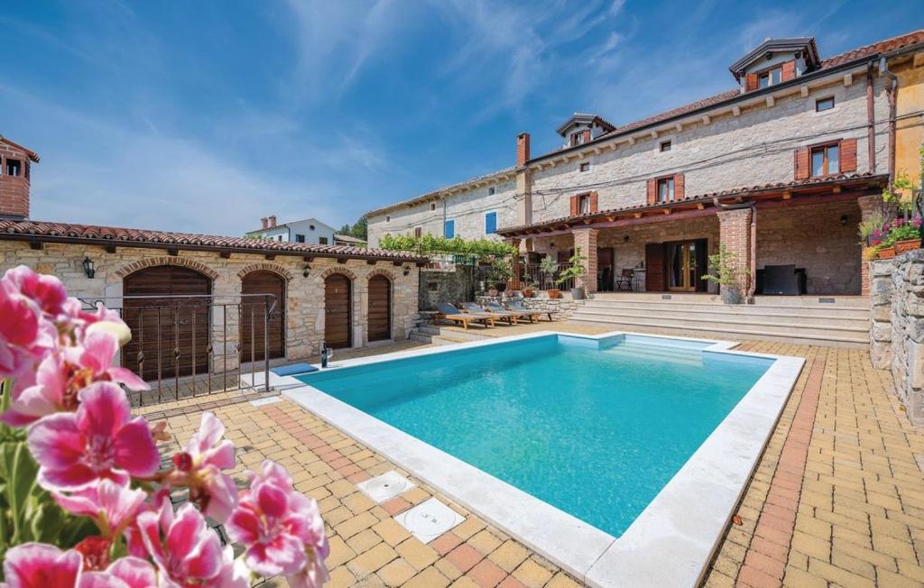 a house with a swimming pool in a courtyard at Villa Veneranda in Bubani