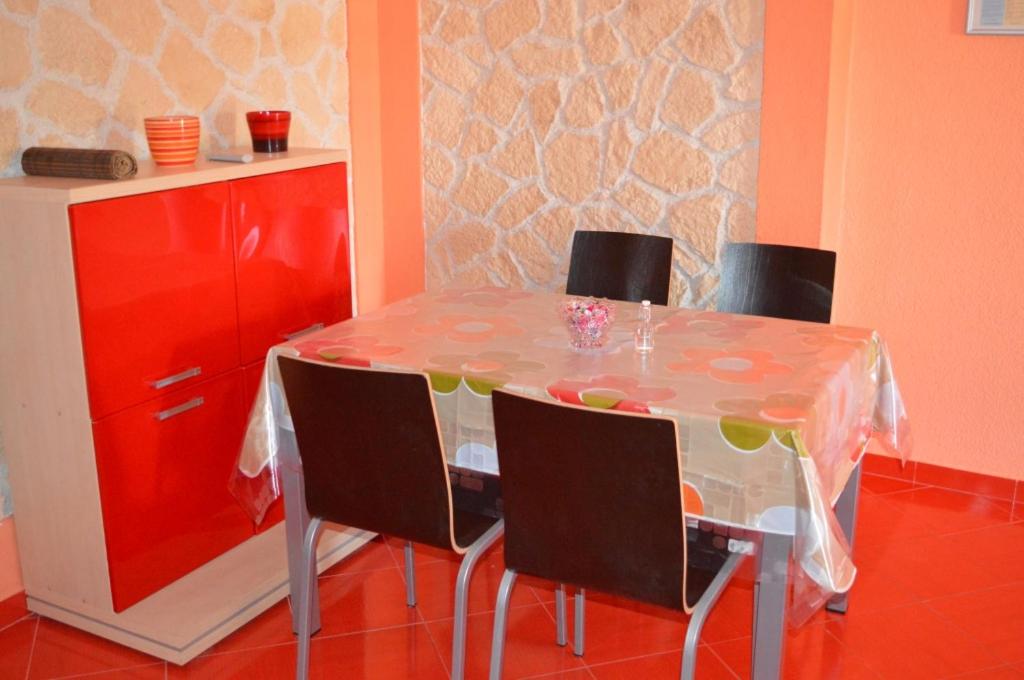 Fotografia z galérie ubytovania Apartment in Vinišce with Balcony, Air condition, WIFI, Washing machine (4753-2) v destinácii Vinišće