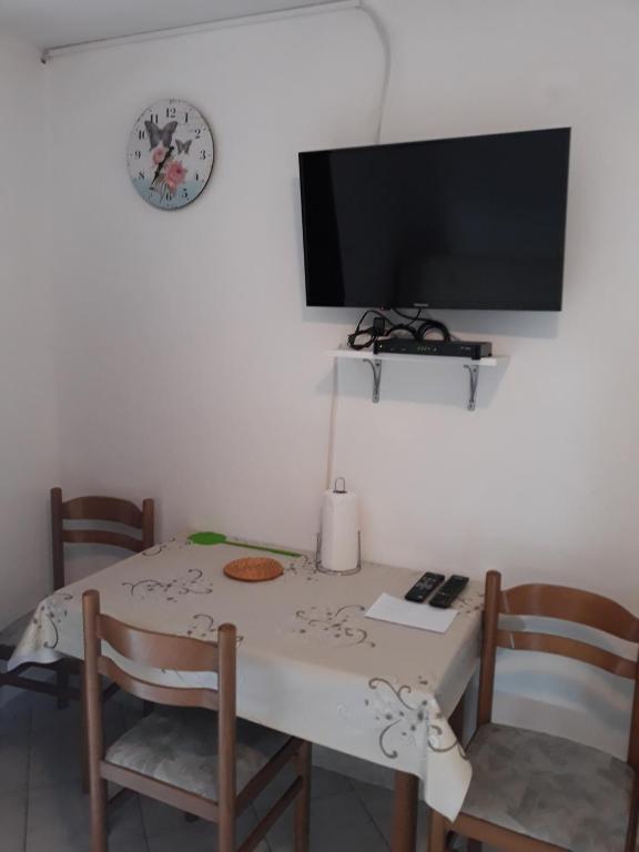 Televízia a/alebo spoločenská miestnosť v ubytovaní Apartment in Vinišce with Seaview, Balcony, Air condition, WIFI (4752-2)