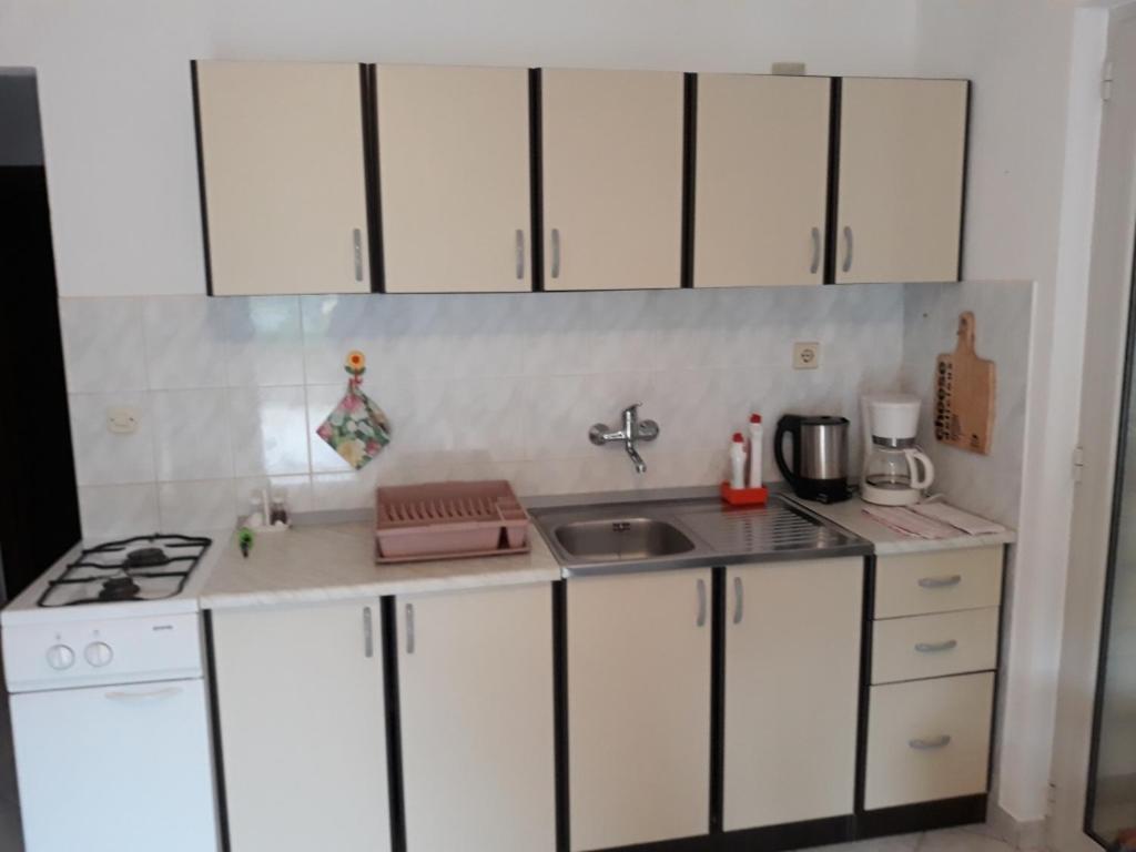 Kuchyňa alebo kuchynka v ubytovaní Apartment in Vinišce with Seaview, Balcony, Air condition, WIFI (4752-2)