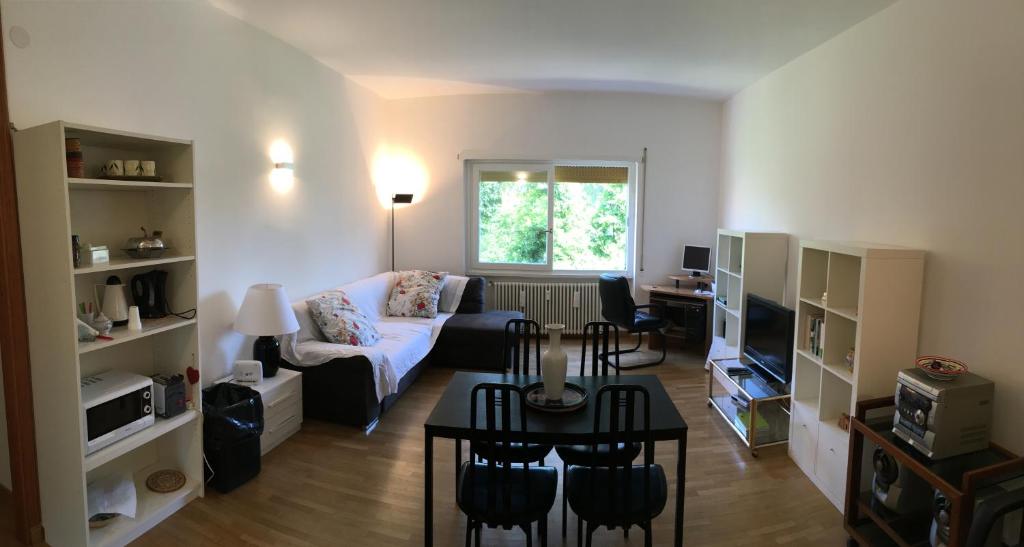 un soggiorno con divano e tavolo di AppleCat a Roma