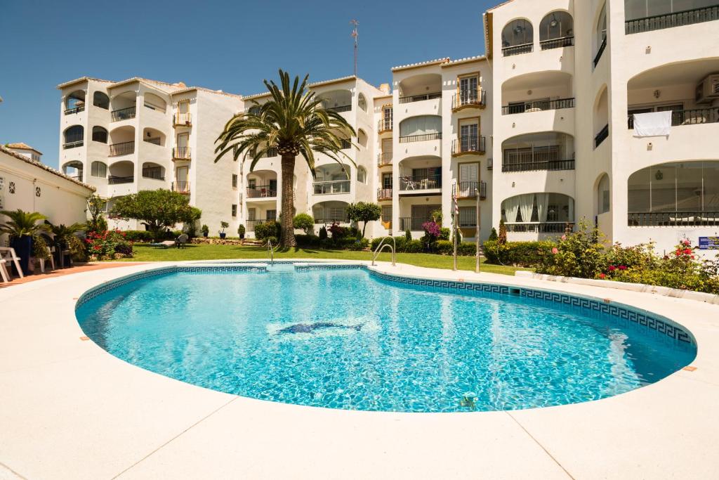 basen przed kilkoma budynkami mieszkalnymi w obiekcie Erisa II w mieście Torremolinos