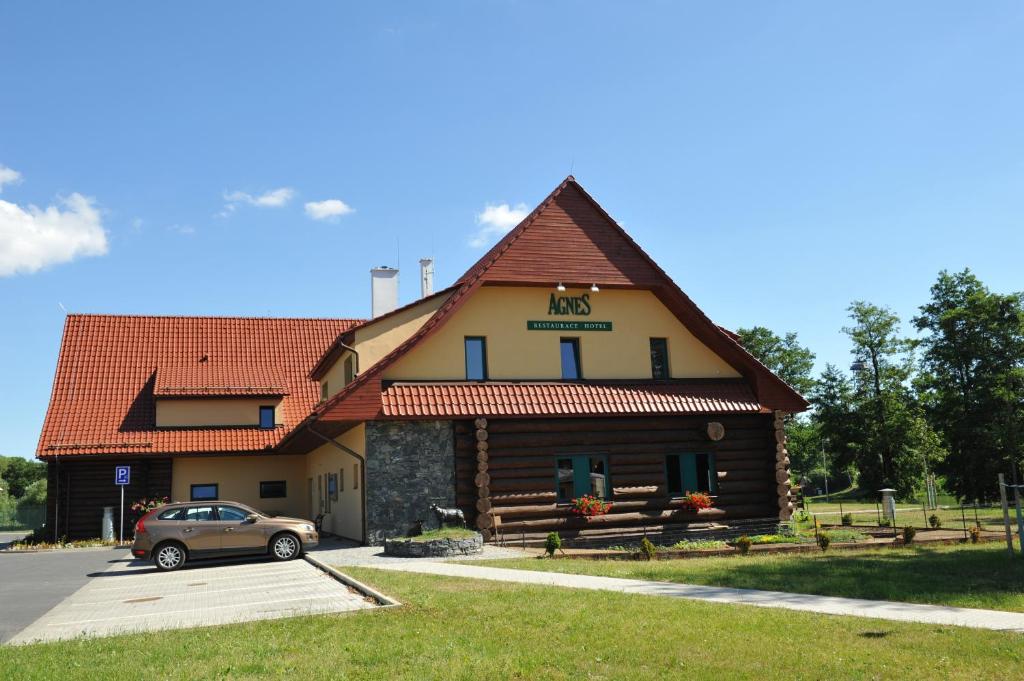 ein Gebäude mit einem davor geparkt in der Unterkunft Hotel Agnes in Bohdaneč