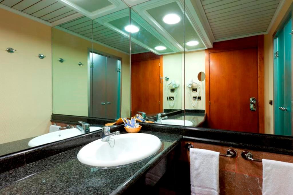 Koupelna v ubytování Gran Hotel Bali & Spa