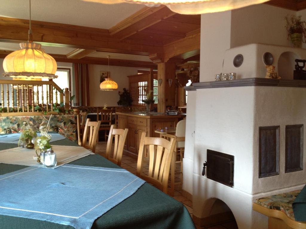 Restaurace v ubytování Berggasthof Hintergföll