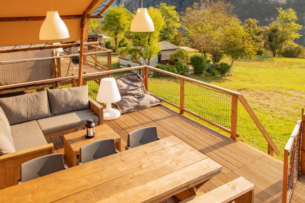 Balkón nebo terasa v ubytování Lodge Holidays - Camping Gajole