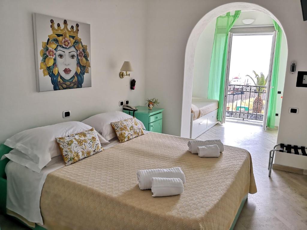 Postel nebo postele na pokoji v ubytování Hotel Ossidiana Stromboli Center