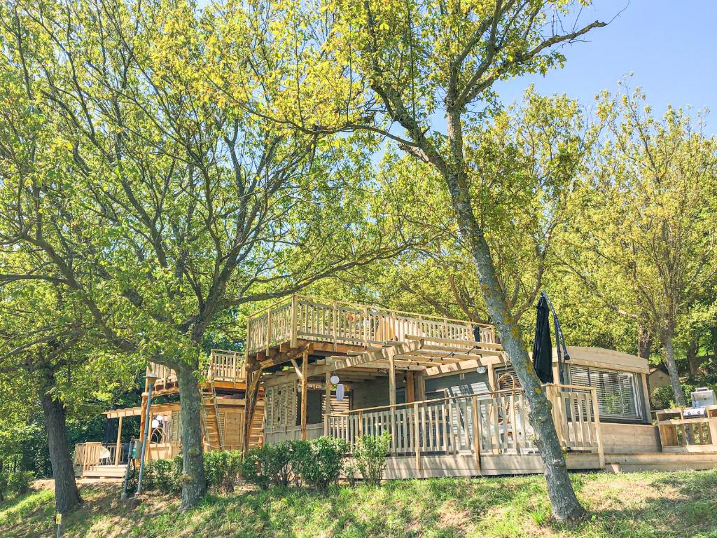 a large wooden house with a large deck at STOERbuiten Lodges Mar Y Sierra in San Costanzo