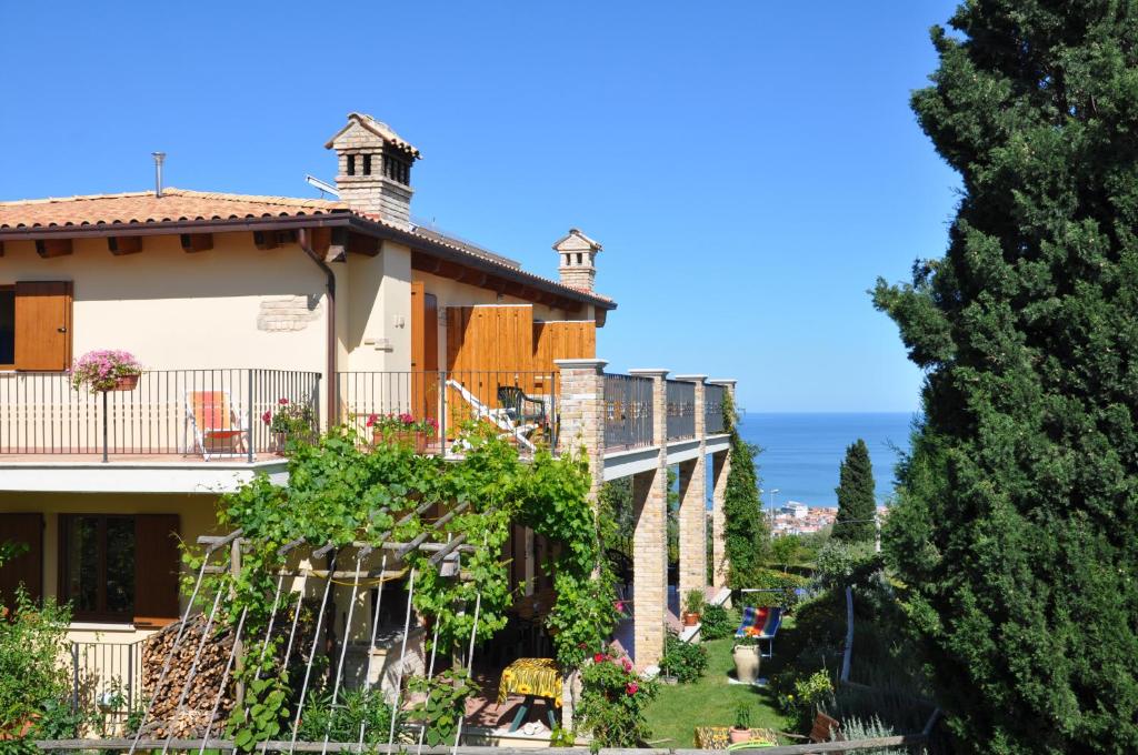 a house with a garden and a tree at Bed and Breakfast Latteletto in Tortoreto Lido