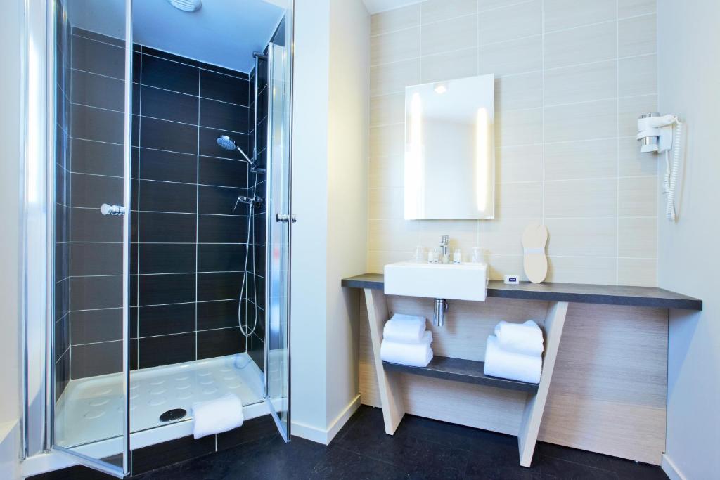 Koupelna v ubytování Kyriad Prestige Vannes Centre-Palais des Arts