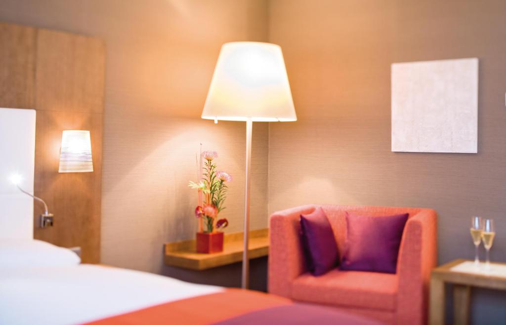 Postel nebo postele na pokoji v ubytování Mövenpick Hotel Zurich Airport