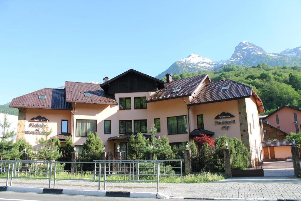 Nespecifikovaný výhled na hory nebo výhled na hory při pohledu z hotelu