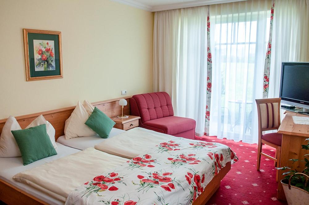 TV a/nebo společenská místnost v ubytování Pension Hiesel-Villa Untersbergblick