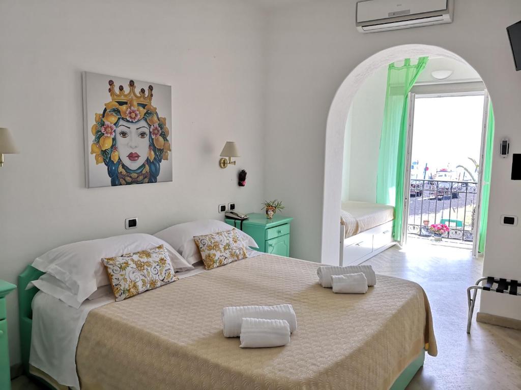 Postel nebo postele na pokoji v ubytování Hotel Ossidiana Stromboli Center