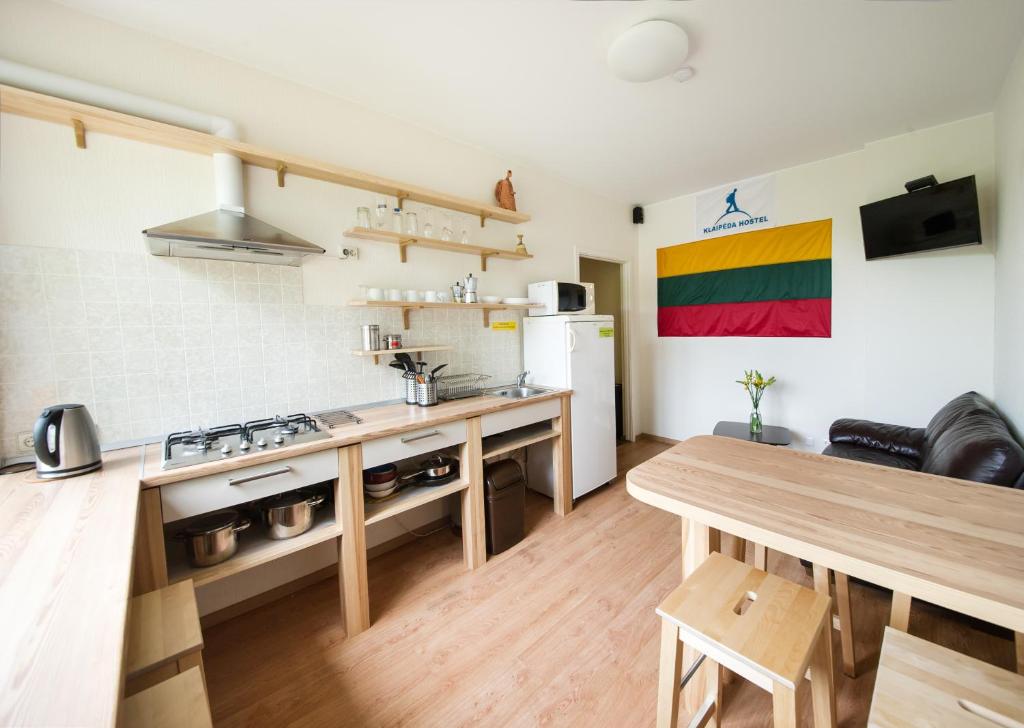 Kuchyň nebo kuchyňský kout v ubytování Klaipeda Hostel