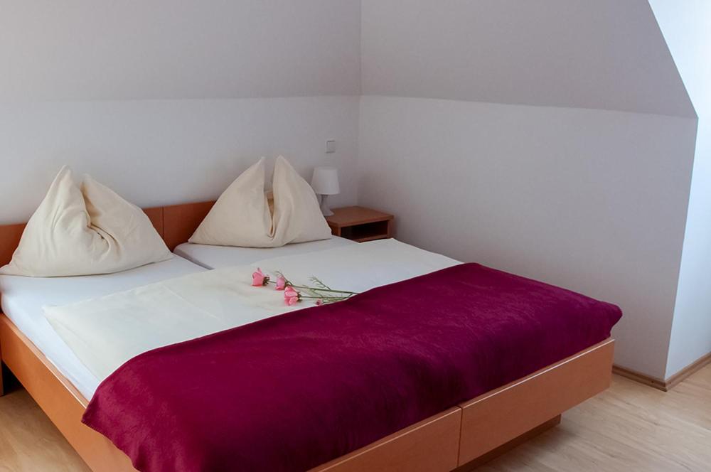 Postel nebo postele na pokoji v ubytování Pension Hiesel-Villa Untersbergblick