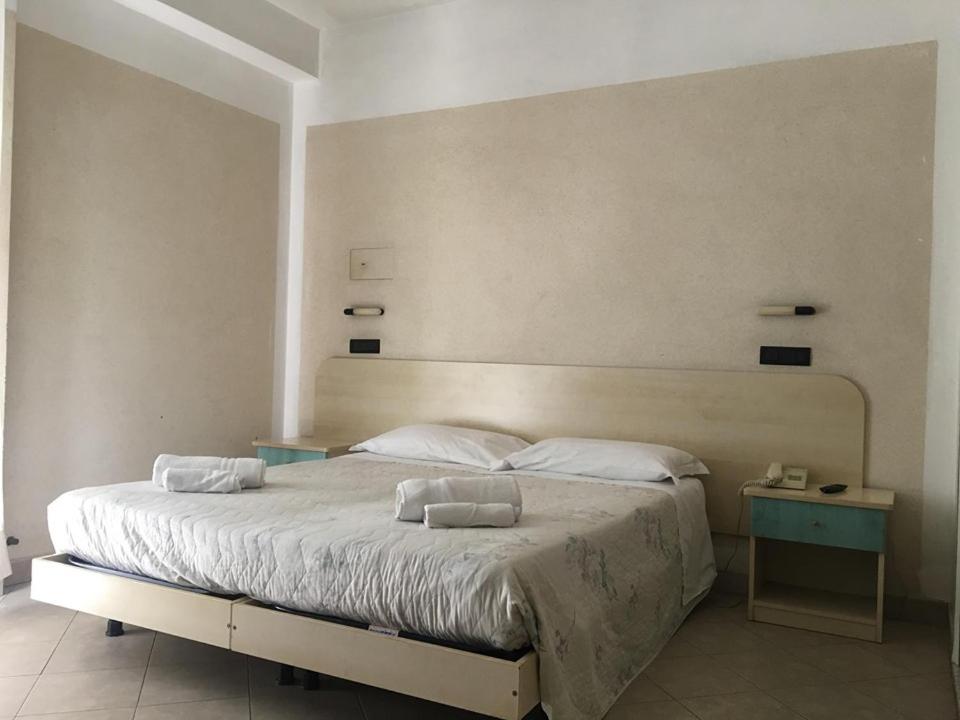 Postel nebo postele na pokoji v ubytování Hotel Saint Tropez