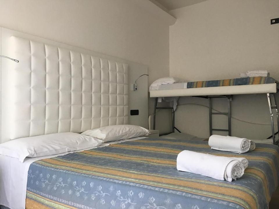 Postel nebo postele na pokoji v ubytování Hotel Saint Tropez