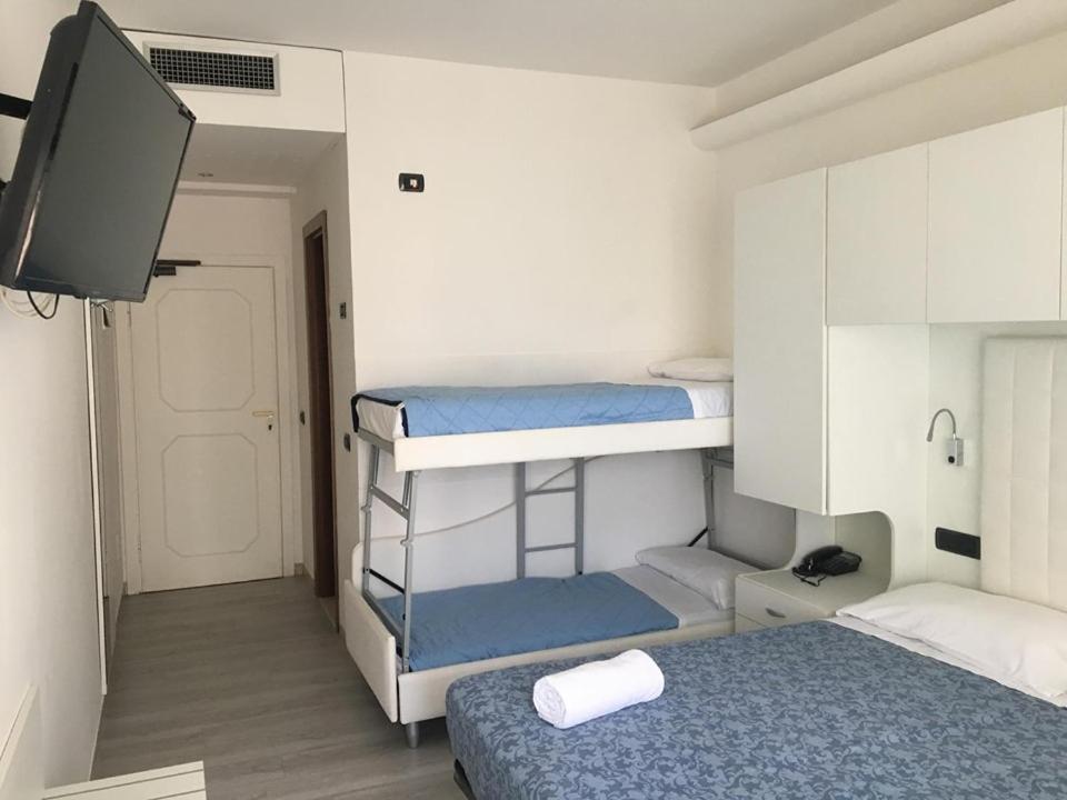 Postel nebo postele na pokoji v ubytování Hotel Saint Tropez