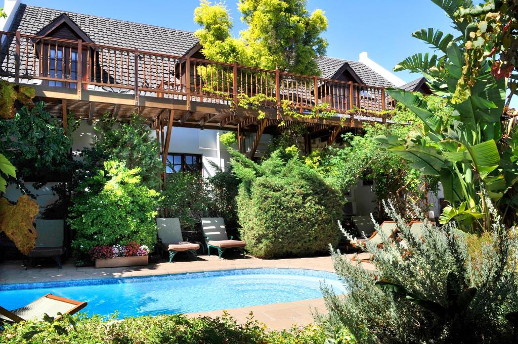 una casa con terrazza e piscina di Gable Manor a Franschhoek