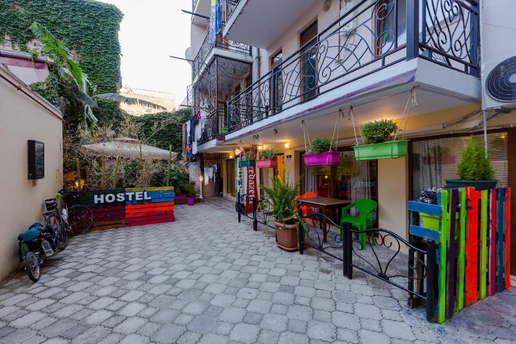 ulica z budynkiem ze stołem i krzesłami w obiekcie Batumi Surf Hostel w mieście Batumi