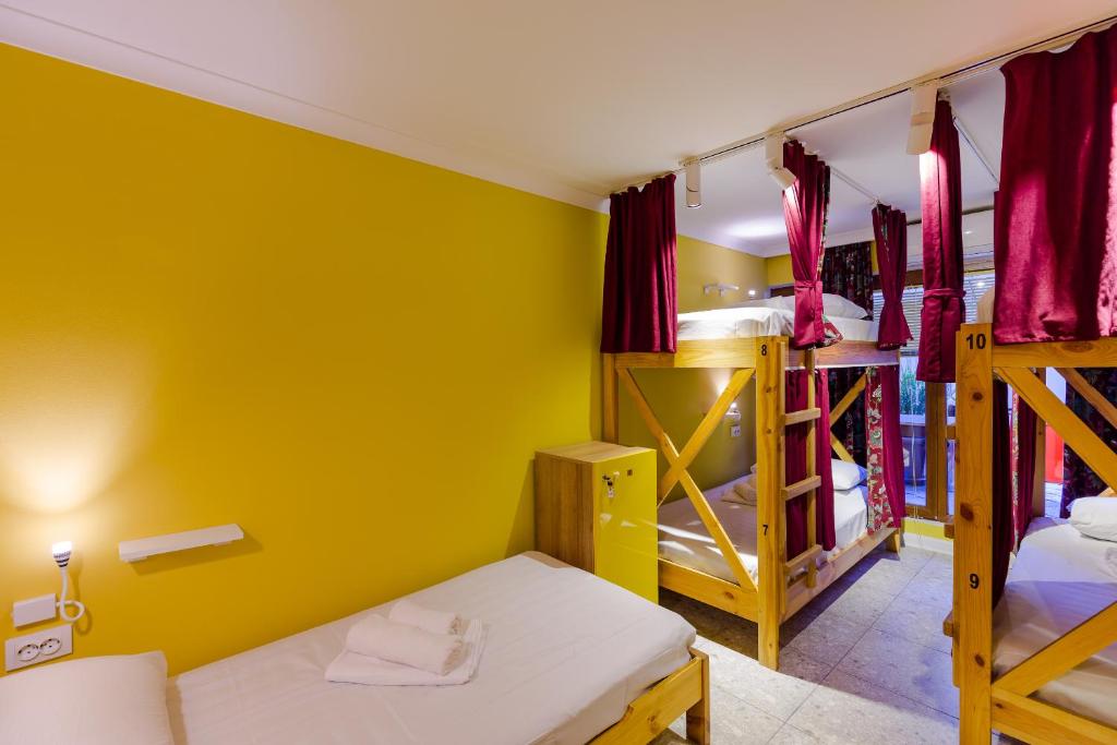 Letto o letti in una camera di Batumi Surf Hostel