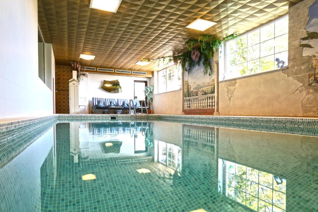 Bazén v ubytování Hotel Dolomitenblick nebo v jeho okolí