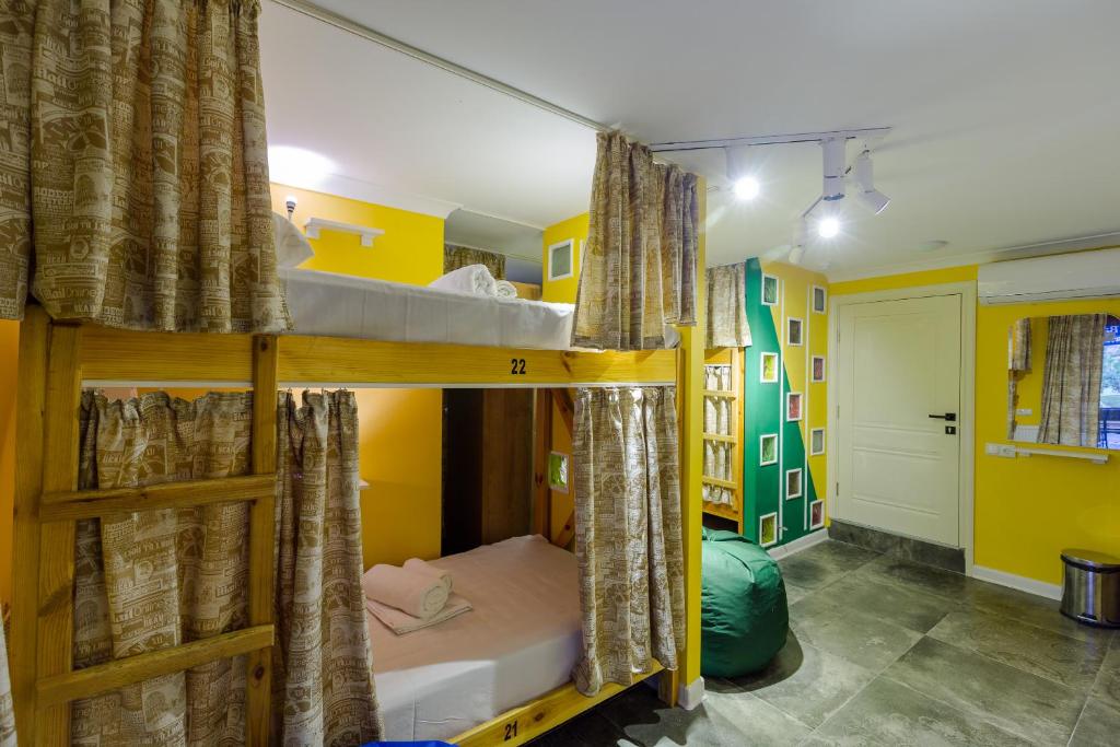 Letto o letti in una camera di Batumi Surf Hostel