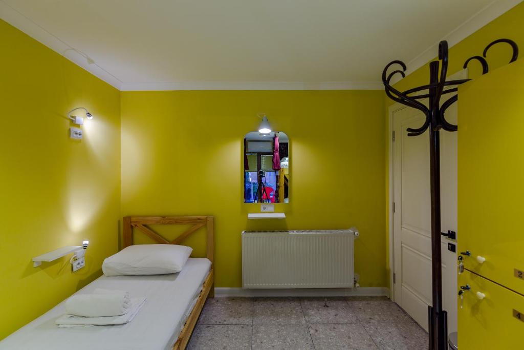 Letto o letti in una camera di Batumi Surf Hostel
