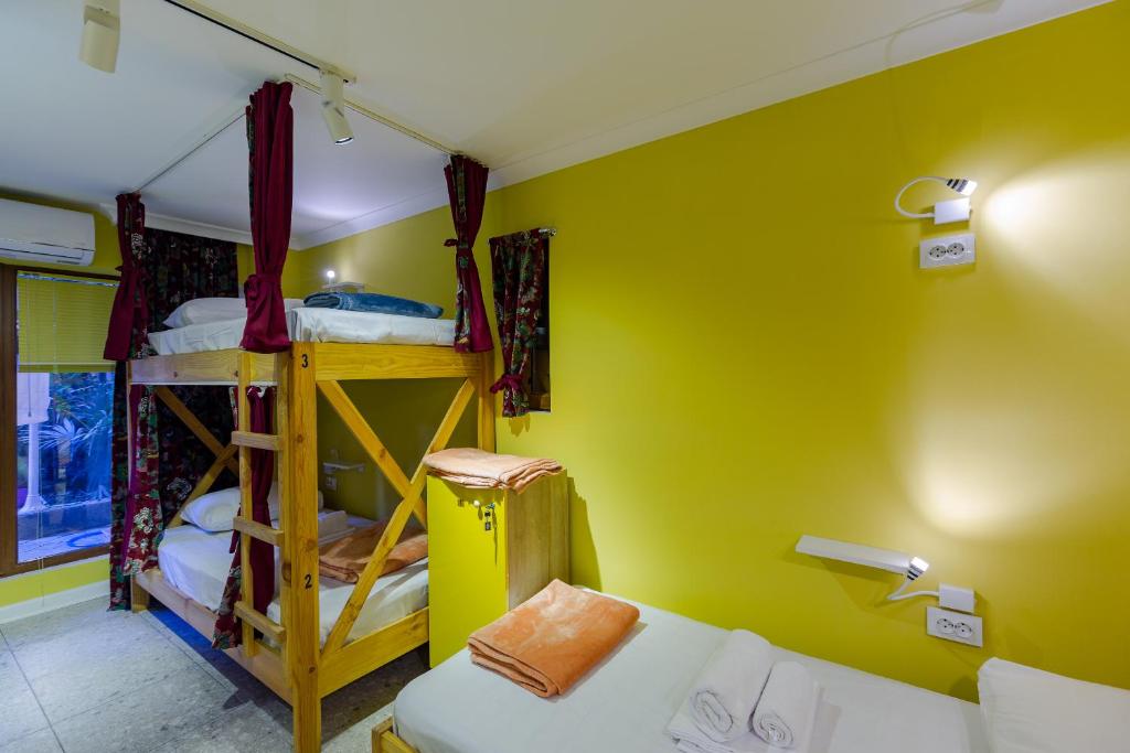 Letto o letti in una camera di Batumi Surf Hostel